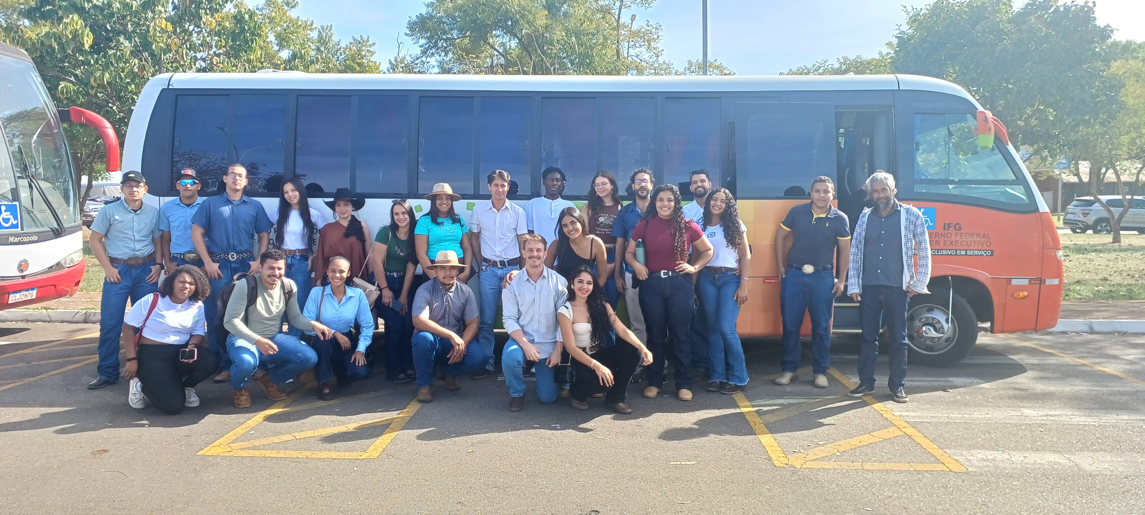 Estudantes em visita à Agro Centro-Oeste familiar